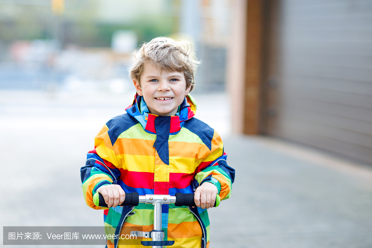 活跃的学校孩子男孩在五颜六色的休闲服装骑着