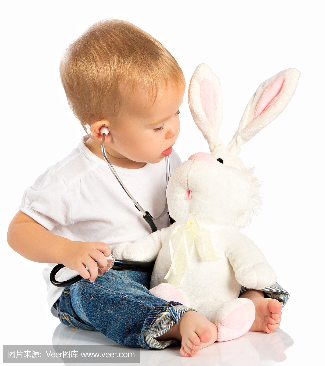 婴儿玩医生玩具兔兔和听诊器