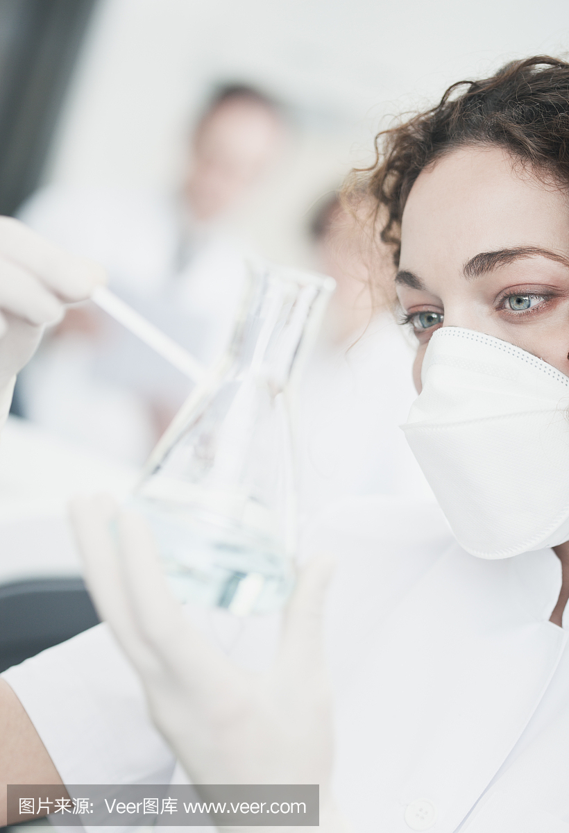 实验室技术员在工作,其他科学家的背景。