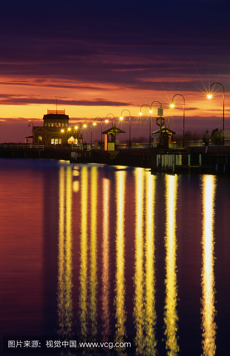 圣基尔达码头和国家信托亭在傍晚的夏天照亮