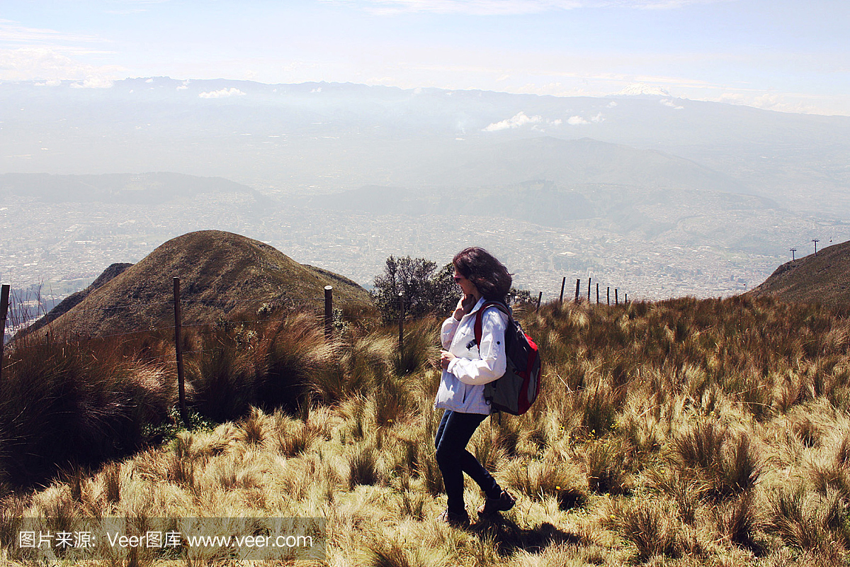 美丽的白种女人享受大自然在山峰,基多,厄瓜多