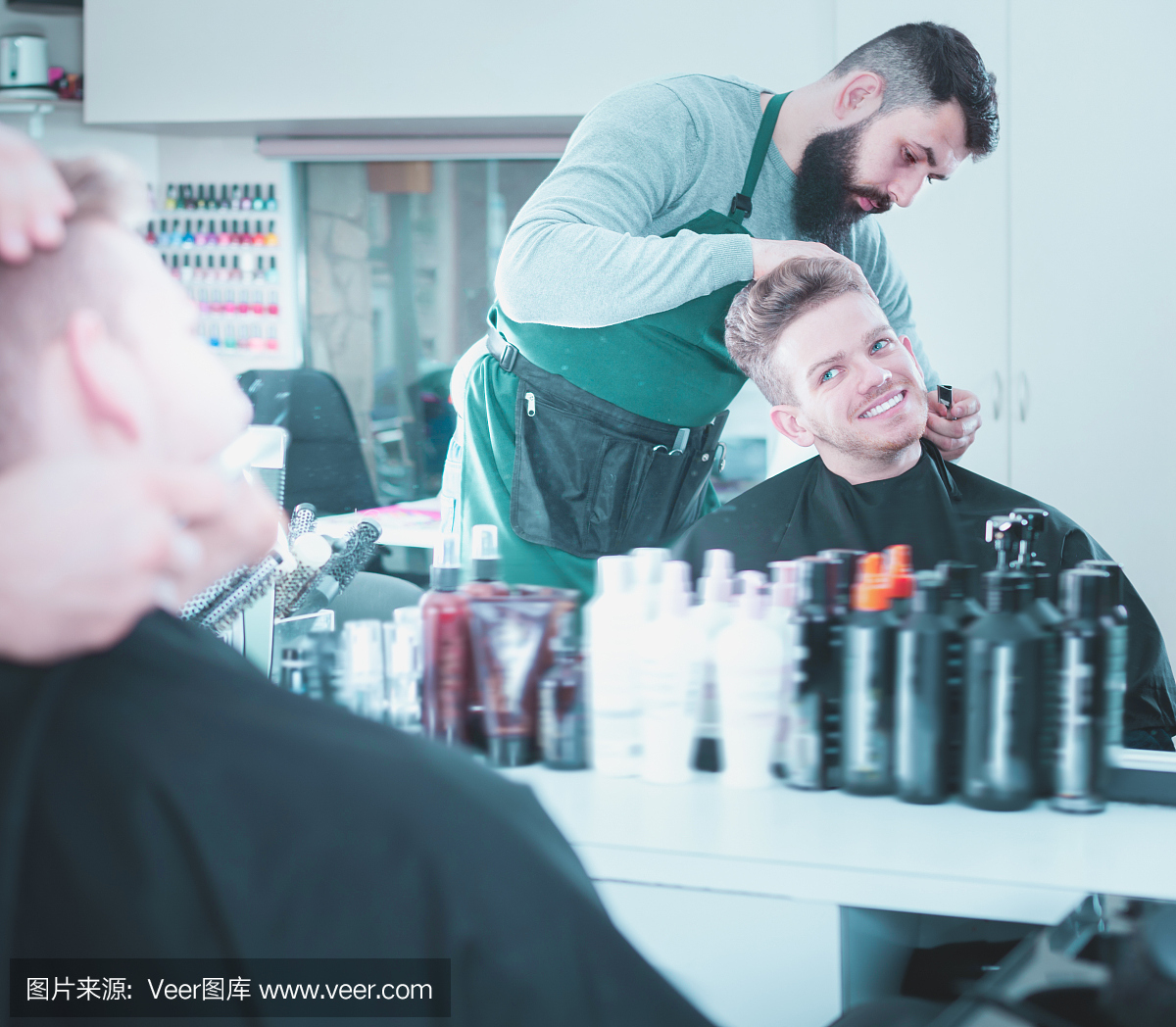 高兴的人创造客户的胡子的形状