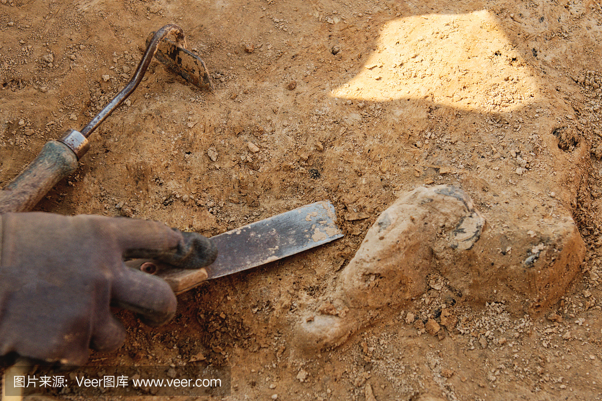 考古工具,现场工作的考古学家,手和工具。