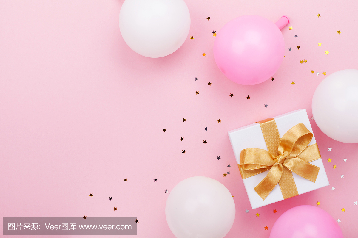礼物或礼物盒,气球和五彩纸屑在粉红色的桌面