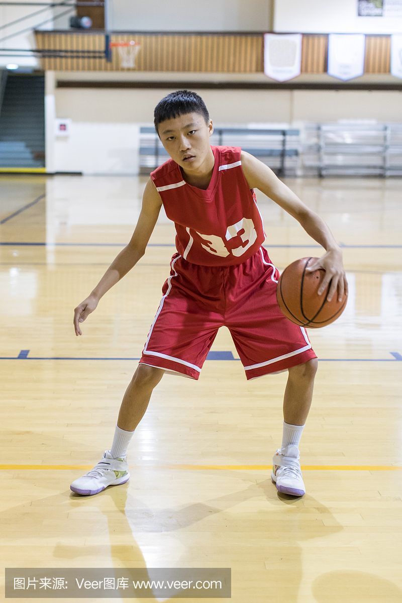男孩高中篮球比赛