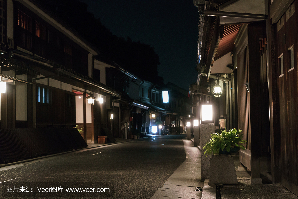 老日本街在晚上。