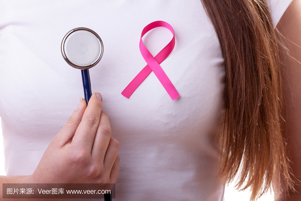 女性胸部的粉红色丝带和听诊器