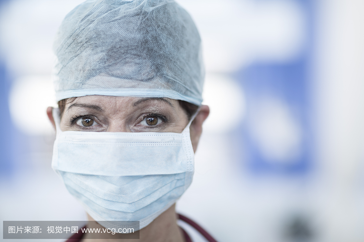 医生在医院的肖像戴着手术口罩