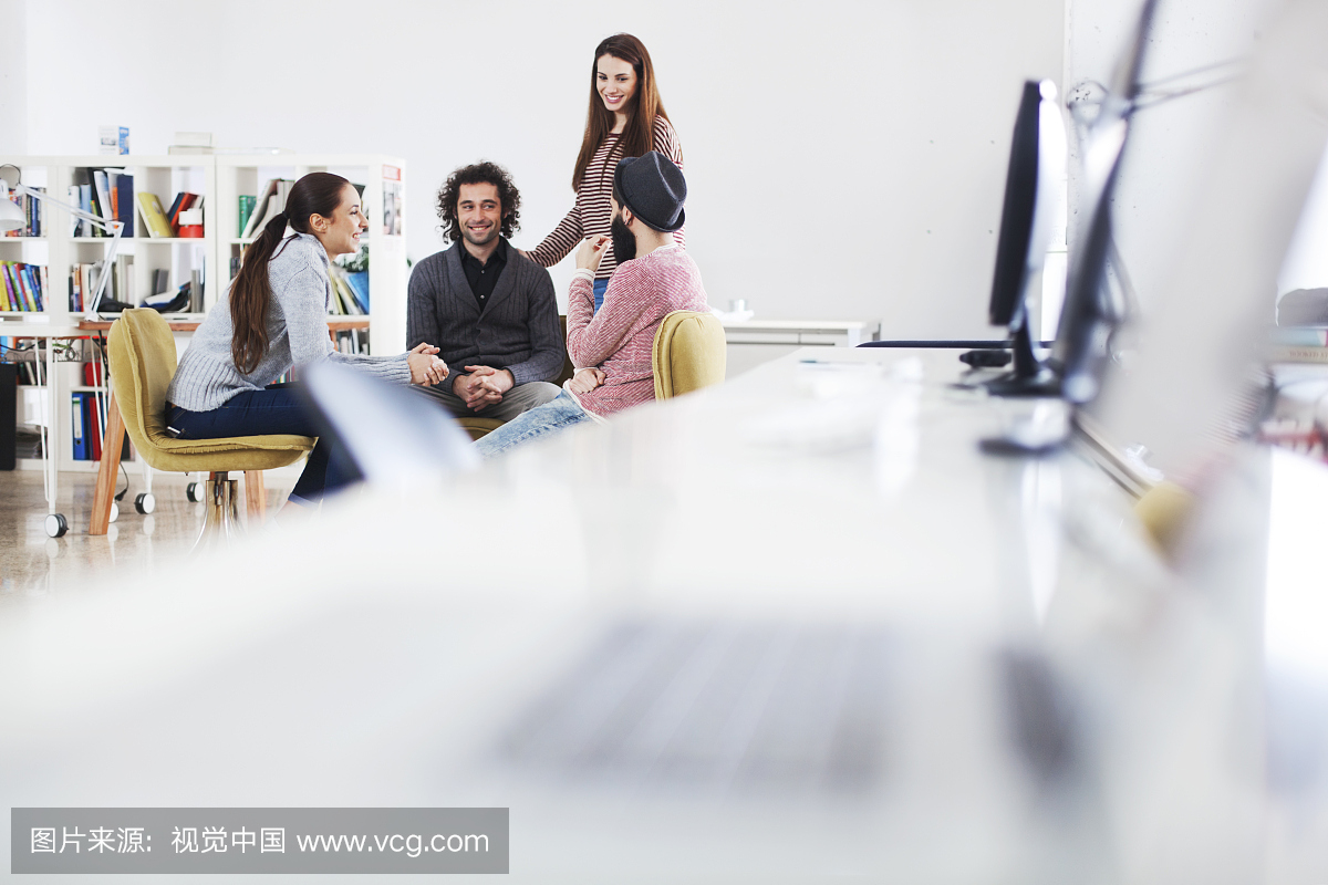 在新的应用程序上工作年轻企业集团。