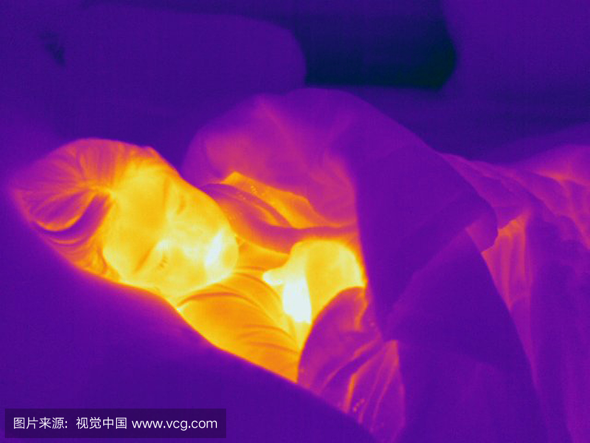 一个年轻女孩的热电图睡觉。不同的颜色代表不
