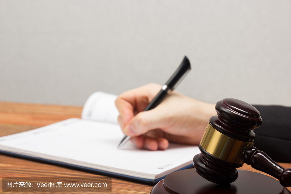 律师工作。公证人在其工作场所签发文件