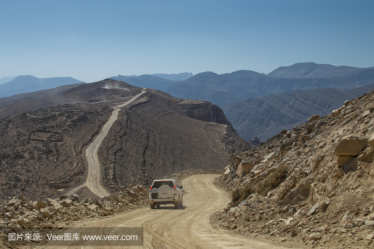 在穆桑达姆沙漠旅行