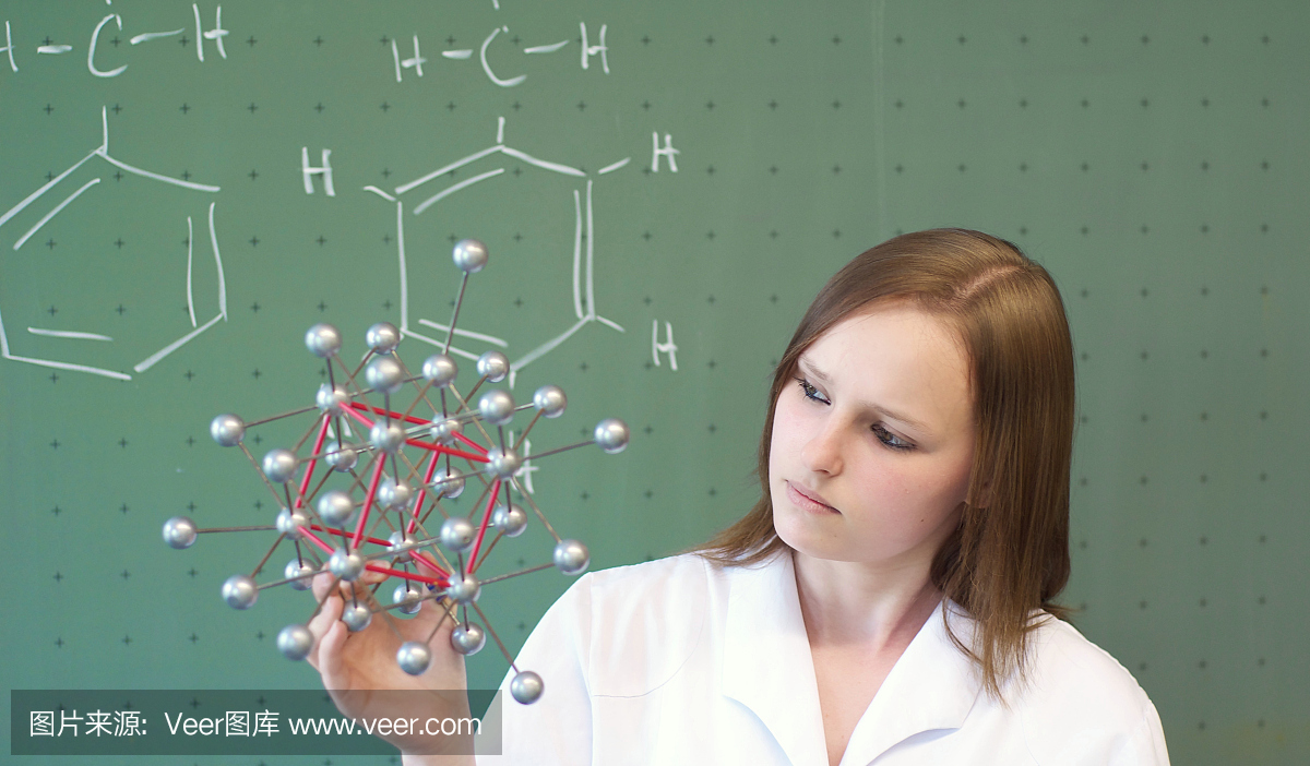 女人分析实验室的分子模型
