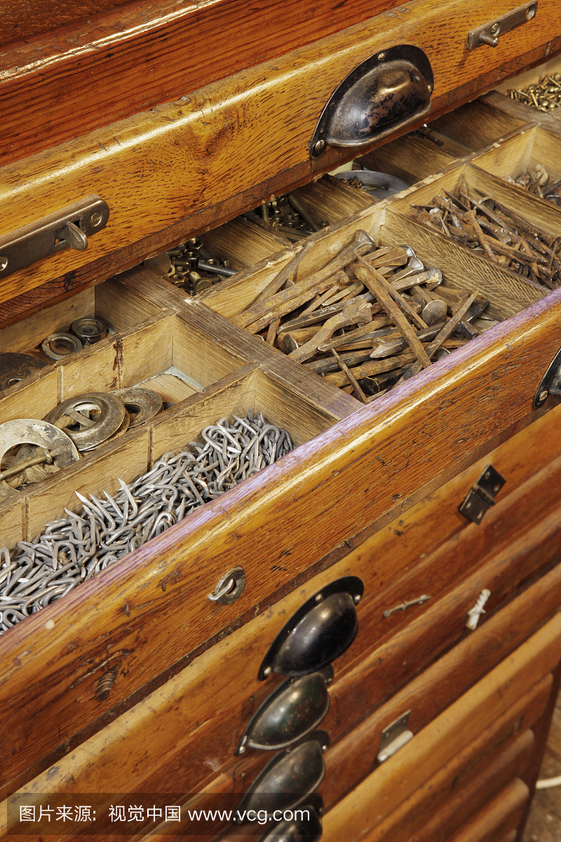 古董木工工具柜抽屉装满各种木工材料