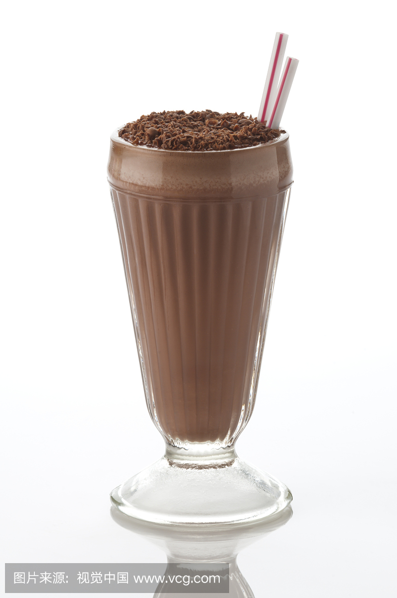 在白色背景上的经典巧克力milshake饮料