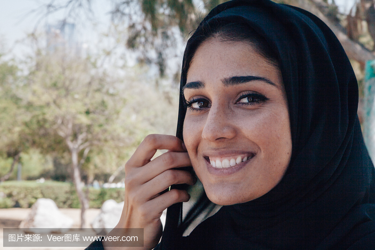 美丽的阿拉伯妇女在户外微笑肖像