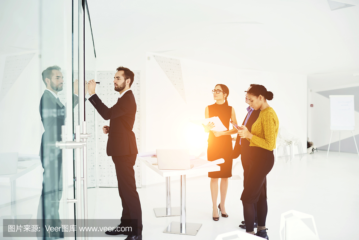 经理与会议大厅的熟练领导会面,为广告活动撰