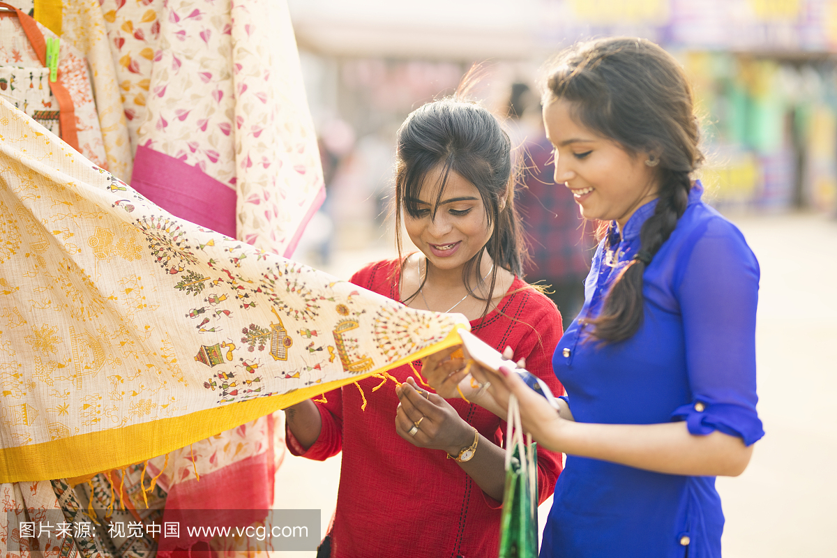 印度女子购物莎丽在街边市场