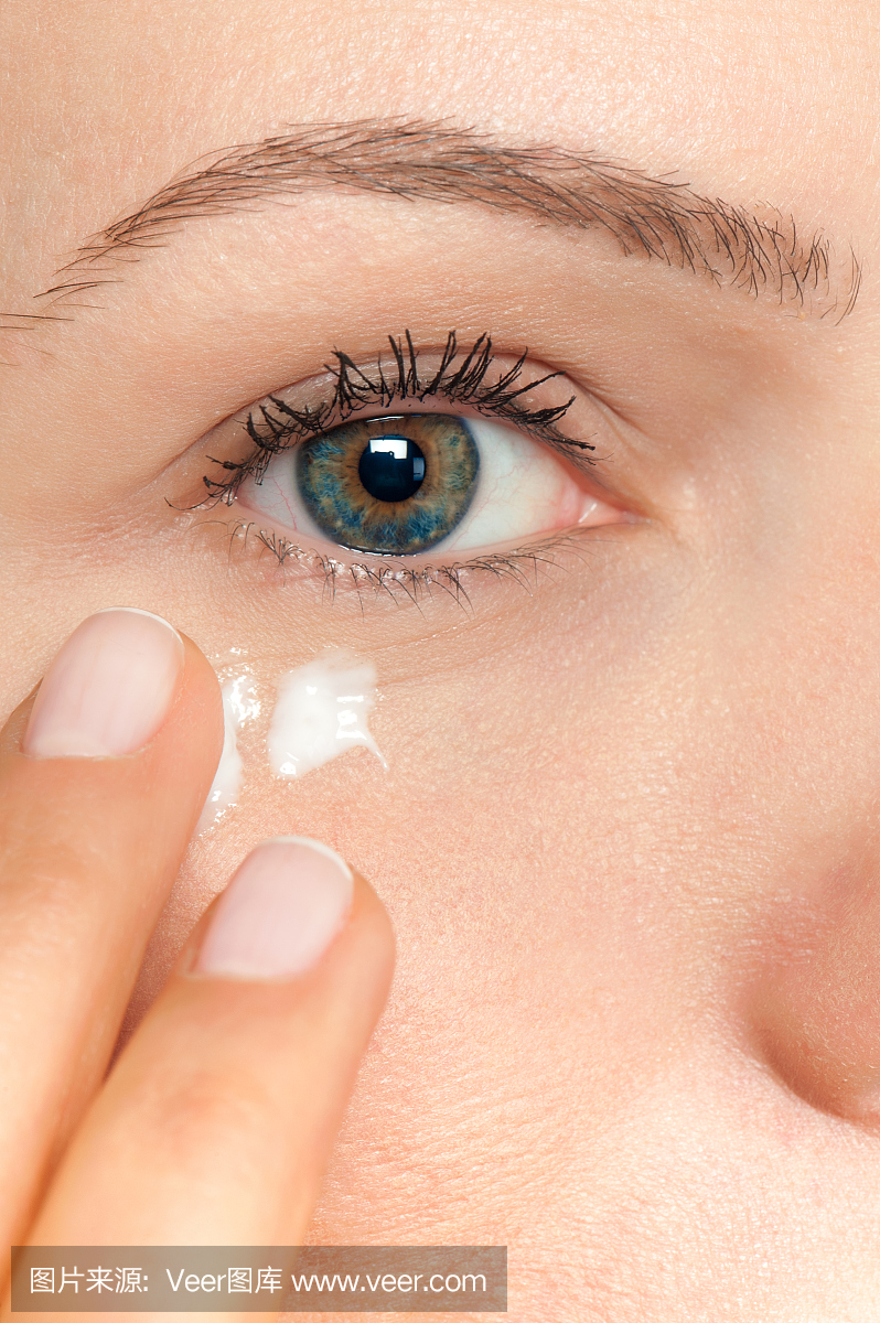 护肤女人把脸霜