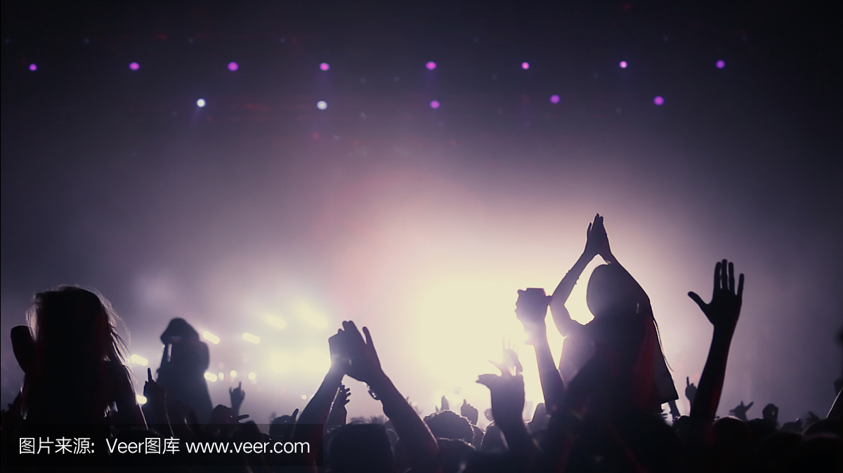 人们在音乐会上跳舞,在节日聚会