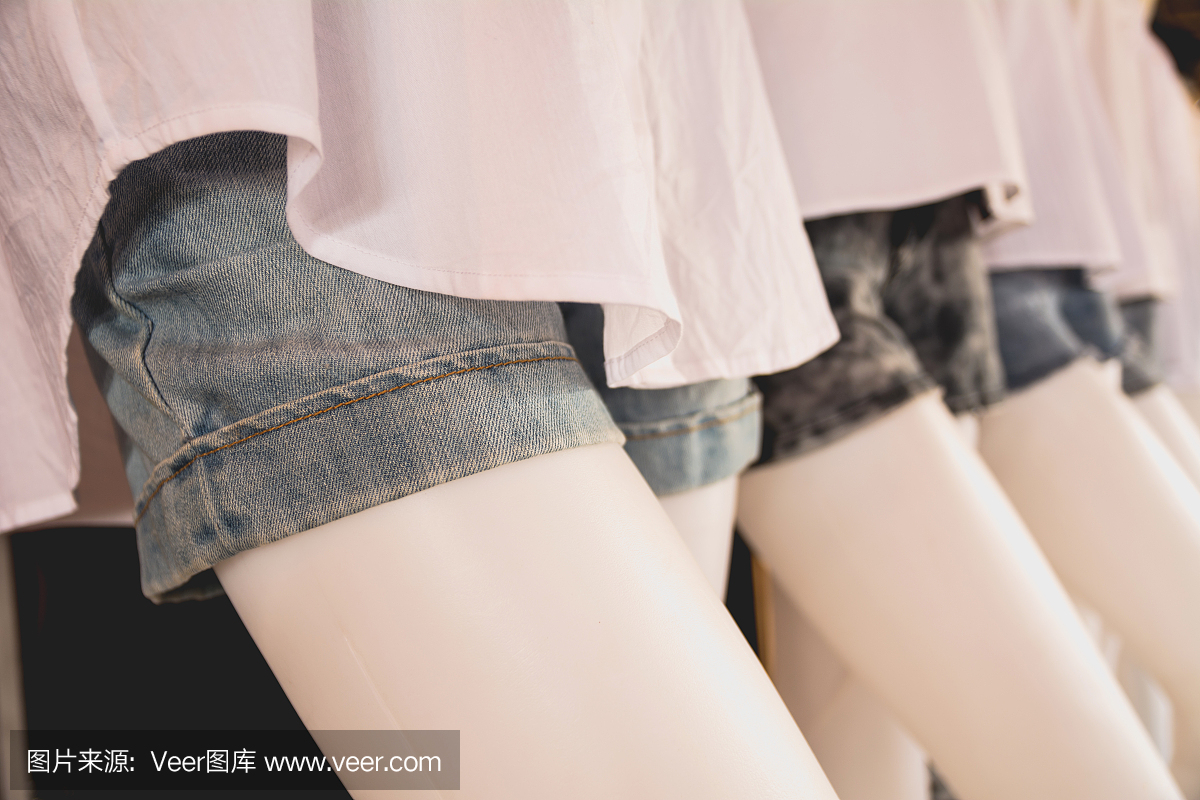 收集牛仔裤短裤。现代撕裂蓝色牛仔裤短裤模特