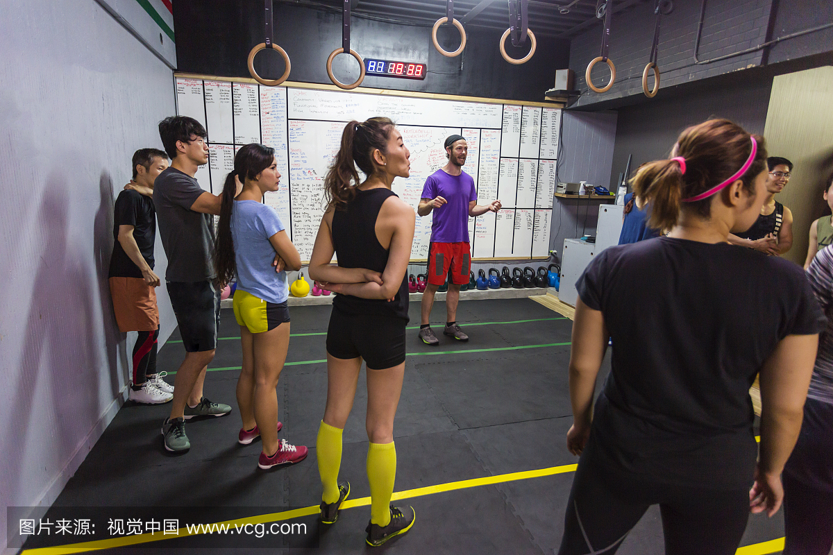 教练提供交叉训练指导的健身锻炼班听