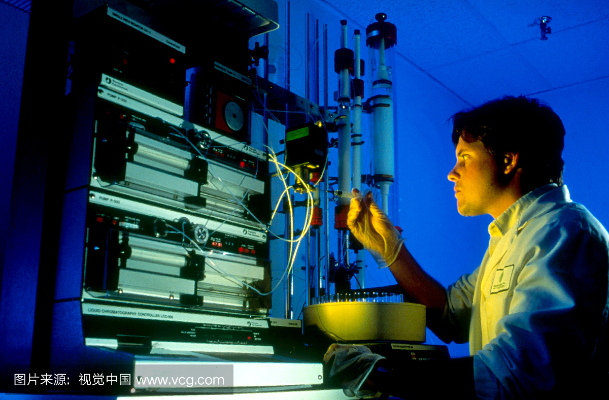 重组蛋白的分离:科学家将粗蛋白质产物加载到