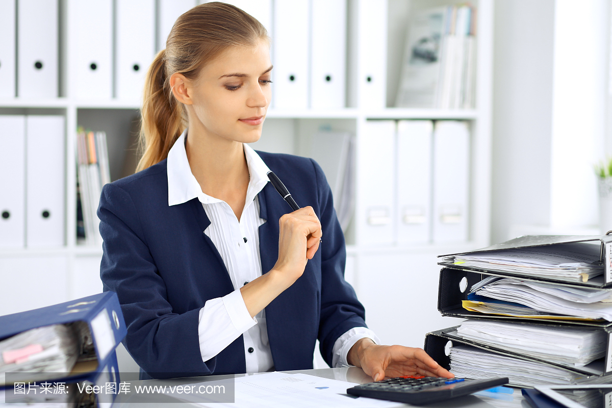 现代女商人或自信的女性会计师在办公室。考试