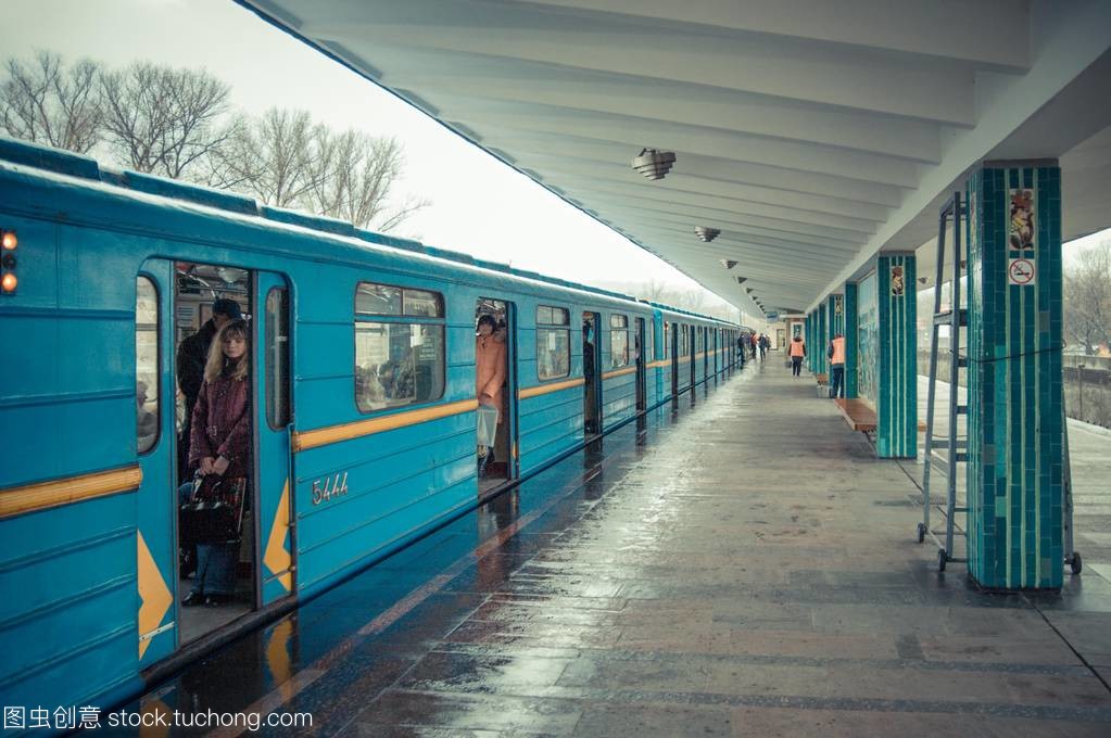 поезд на станции метро, поезд на станции метро,