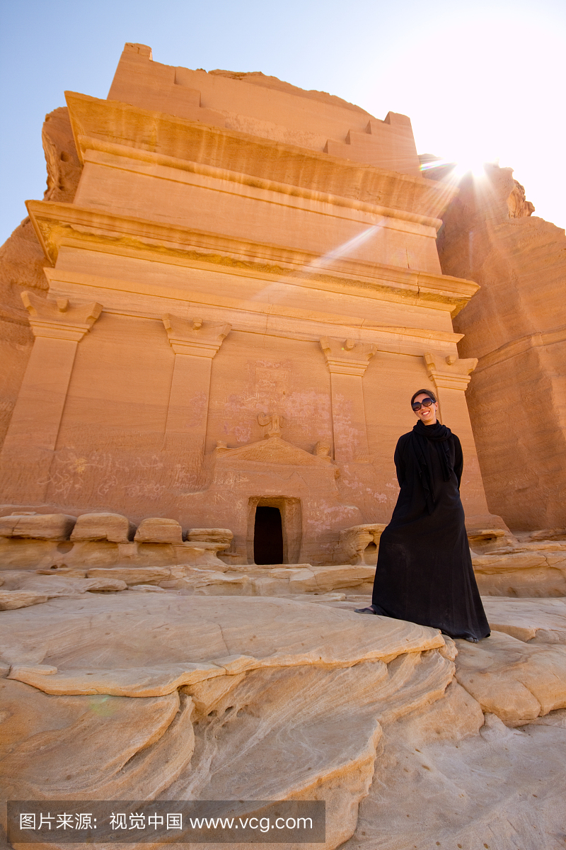 Abaya的女人在Madain Saleh