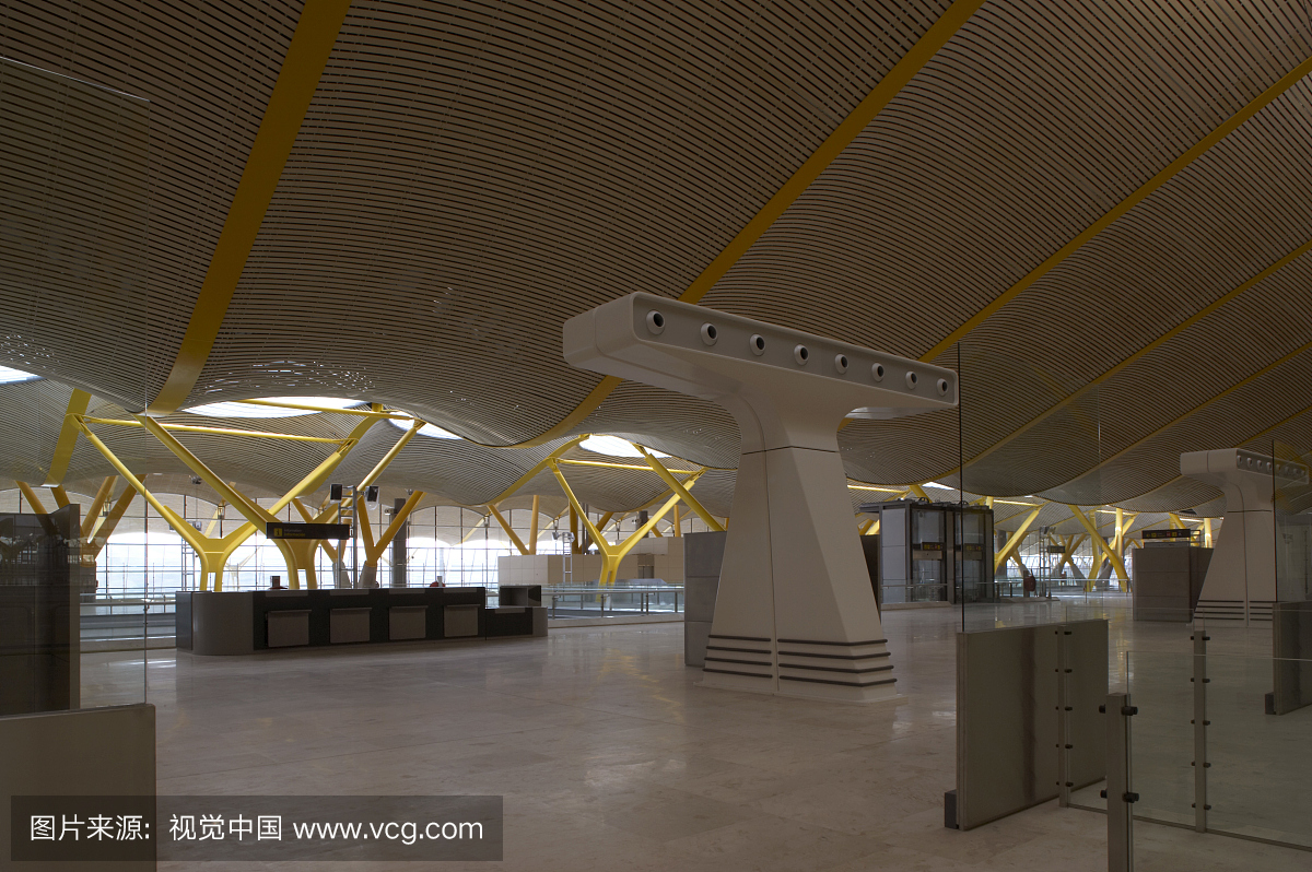 1997 - 2005年马德里巴拉哈斯机场航站楼。出