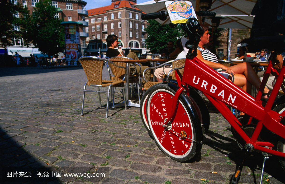 客户和城市自行车在Barbar Bar外面。