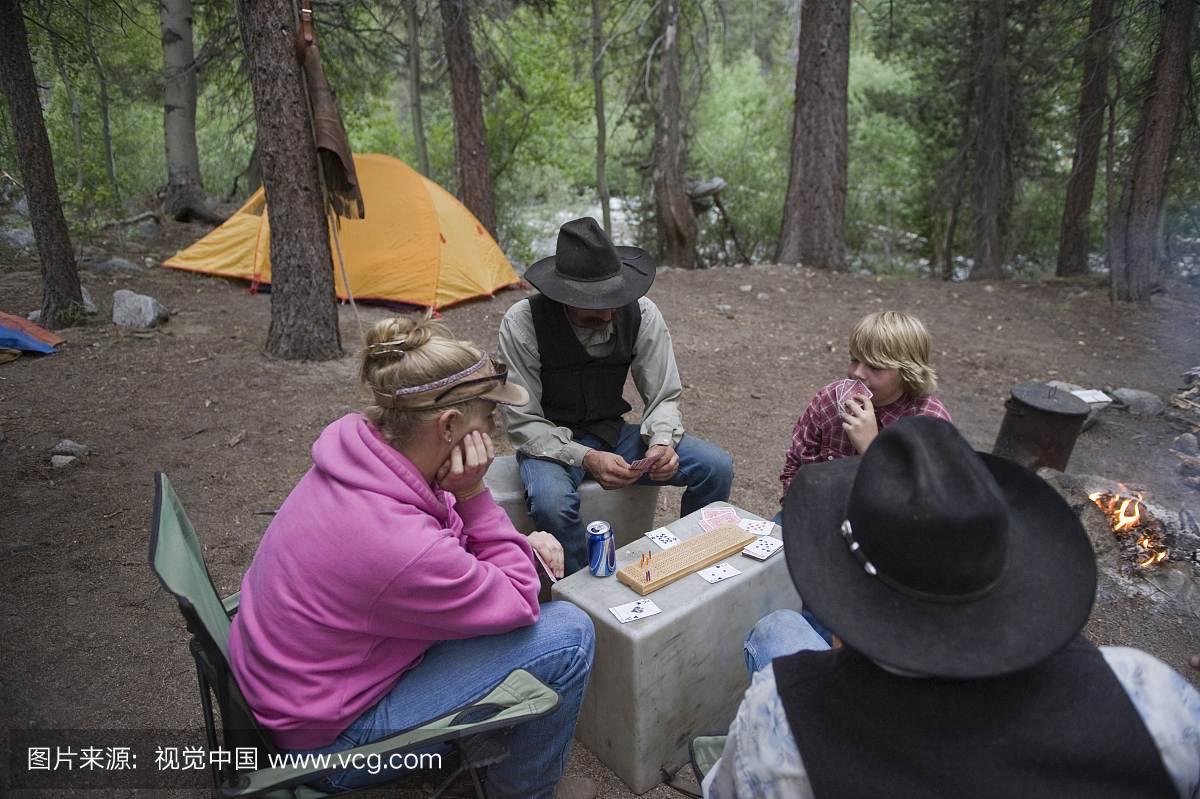 一群人在加州国王峡谷国家公园玩纸牌游戏。