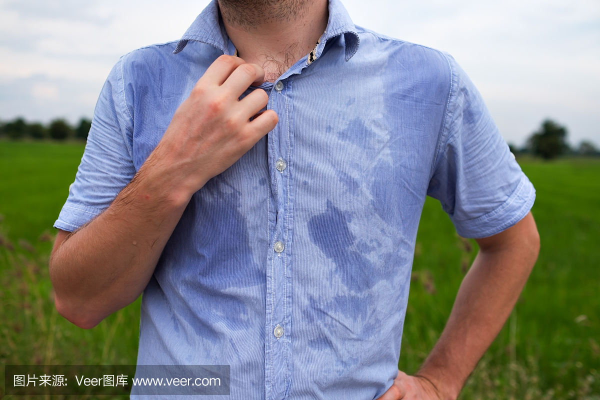 多汗症患者在蓝色衬衫的腋下出汗非常严重,灰