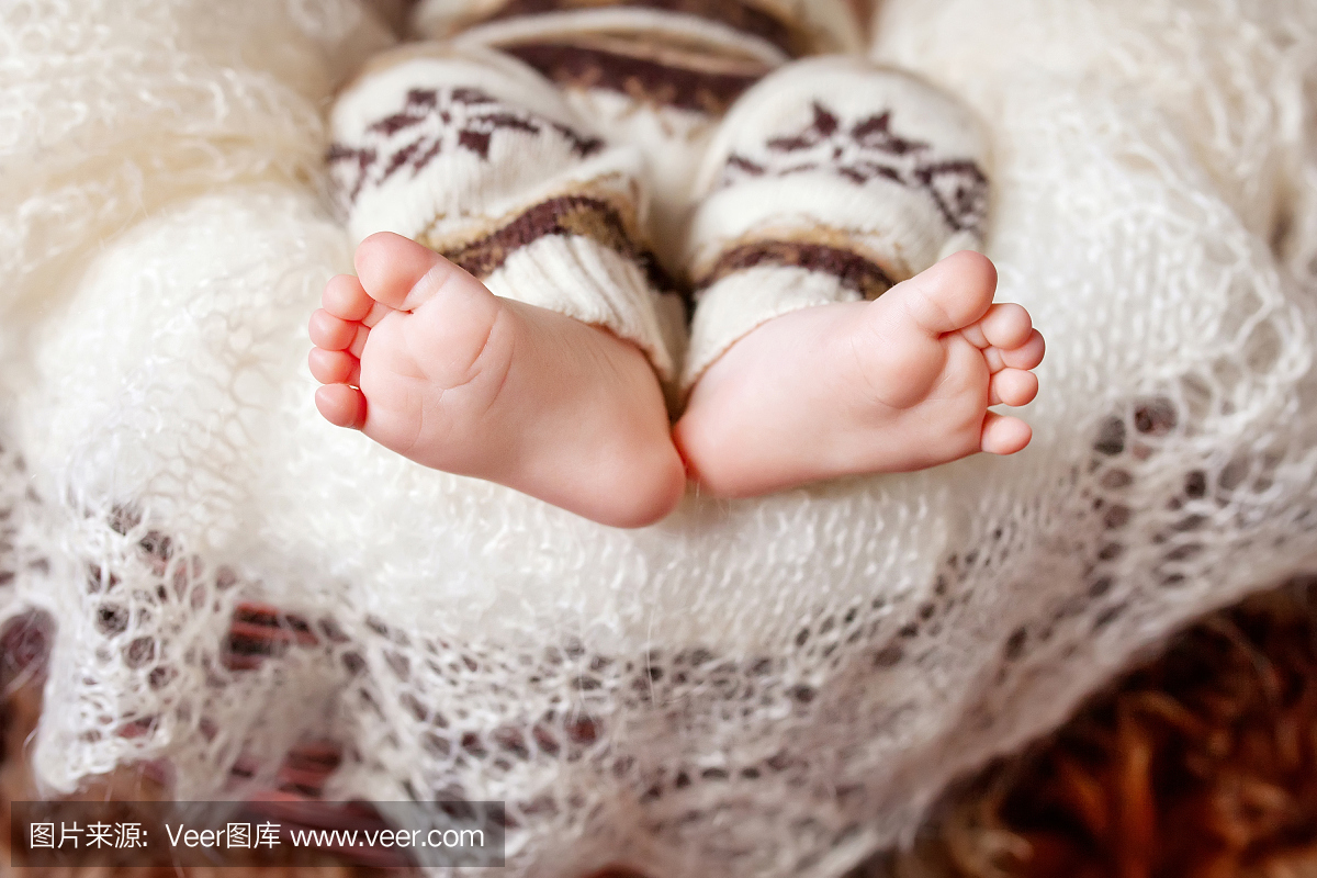 关闭新出生的宝宝脚的图片