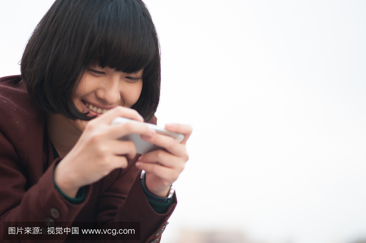 日本女孩玩手机游戏