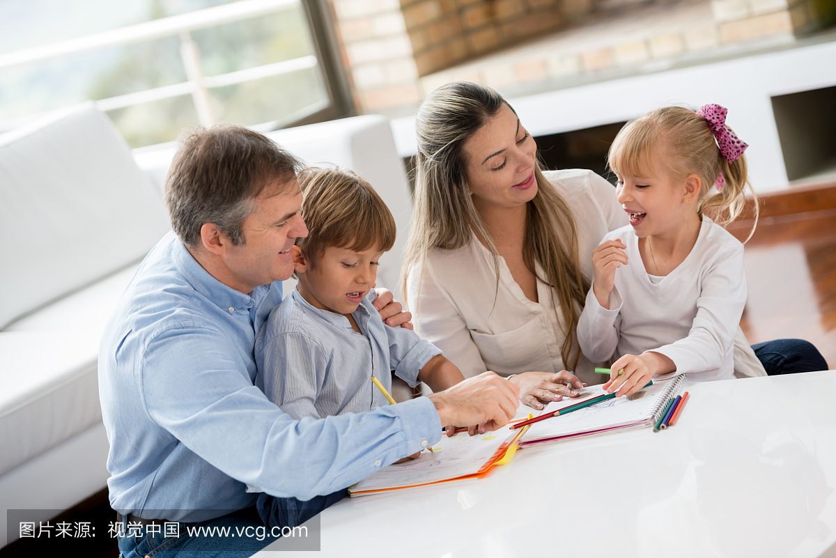 家庭一起做家庭作业