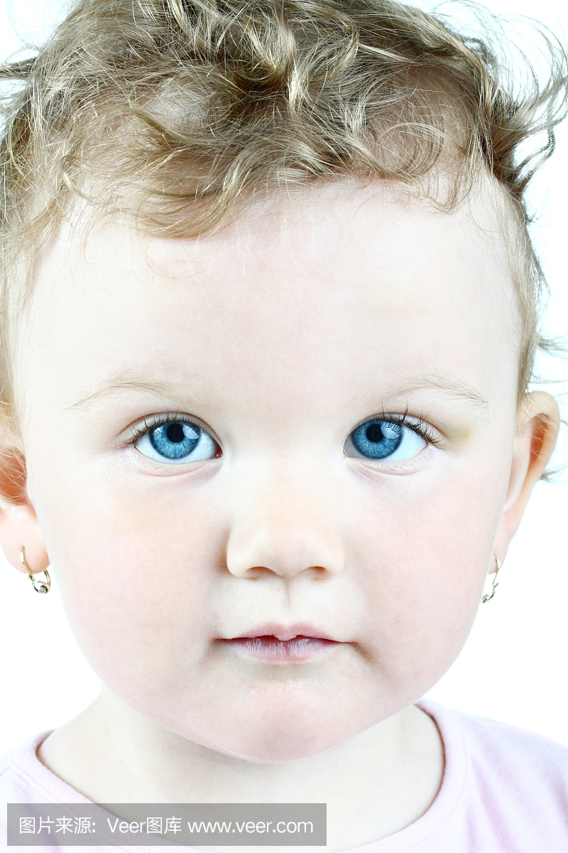 白色孤立的蓝色眼睛宝宝的高调肖像