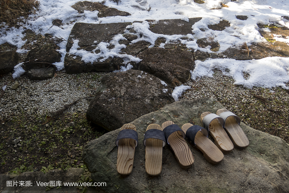 春天,在日本中部的下吕,日本的凉鞋以及融雪