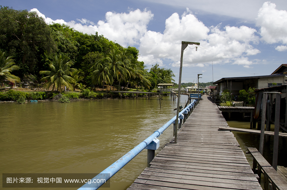 蓝色淡水管取水到历史悠久的水村,斯里巴加湾