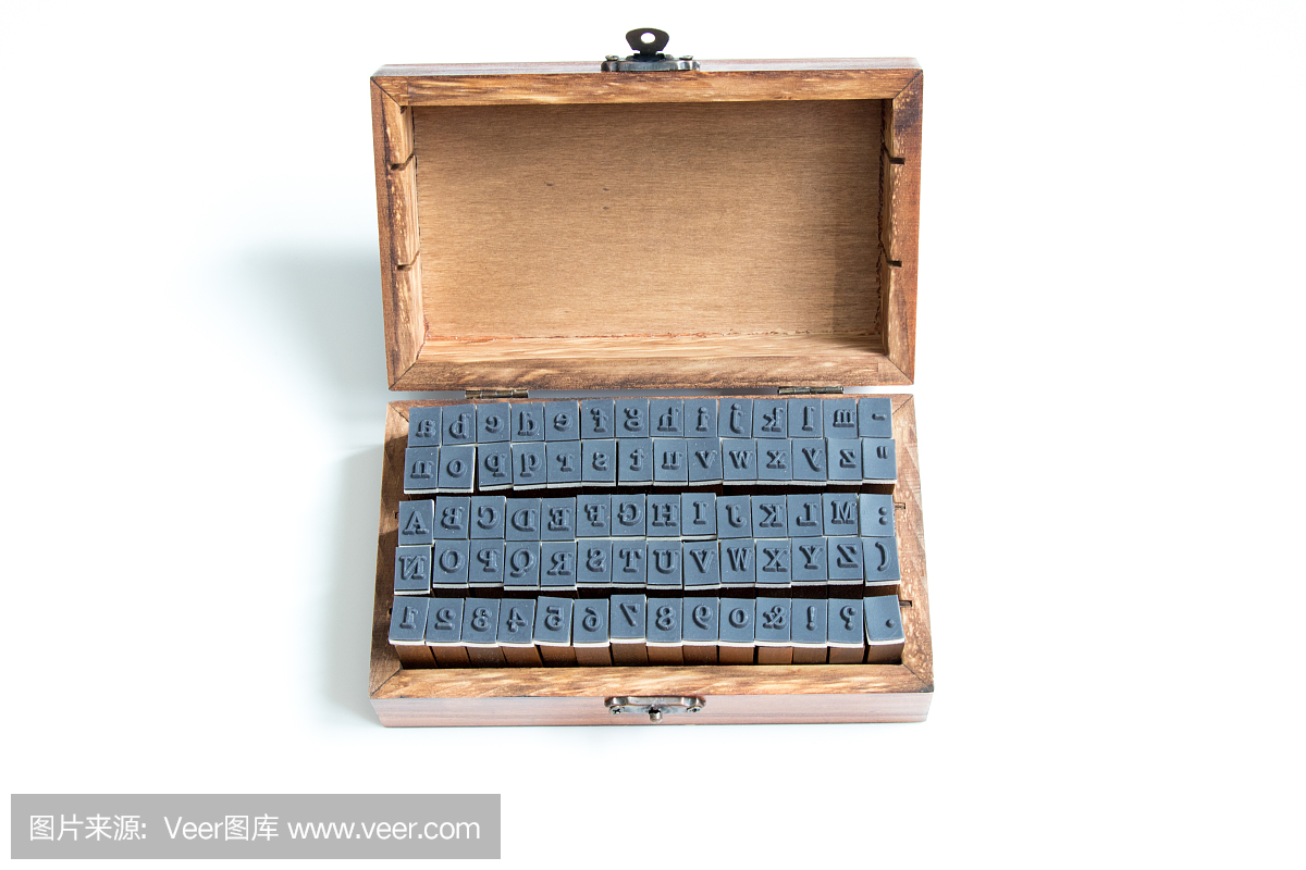 木箱包含英文字母和数字橡皮戳在白色背景上