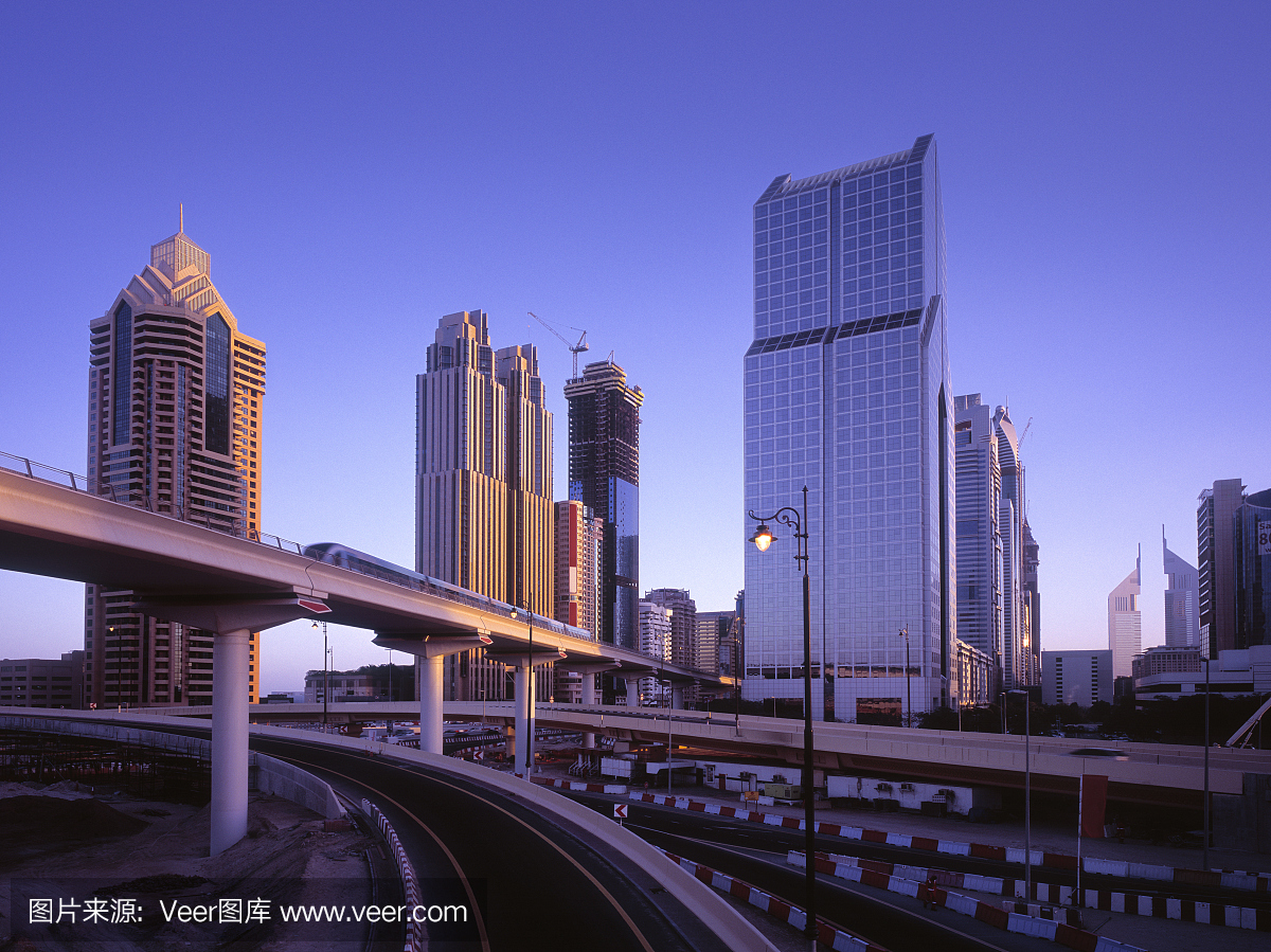 地铁线和不断扩张的迪拜的天际线