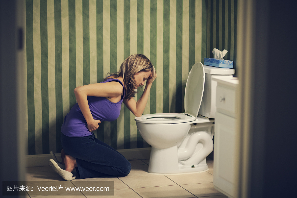 生病的女人蹲在厕所