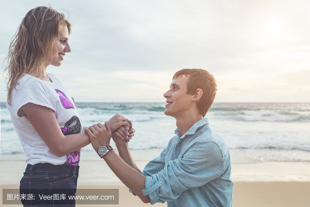 几个人或来自欧洲的旅游与快乐和放松时间在卡