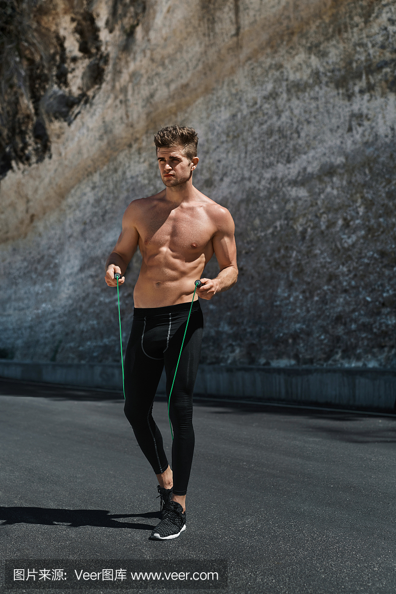身穿跳绳的健身男子,户外运动。体育概念