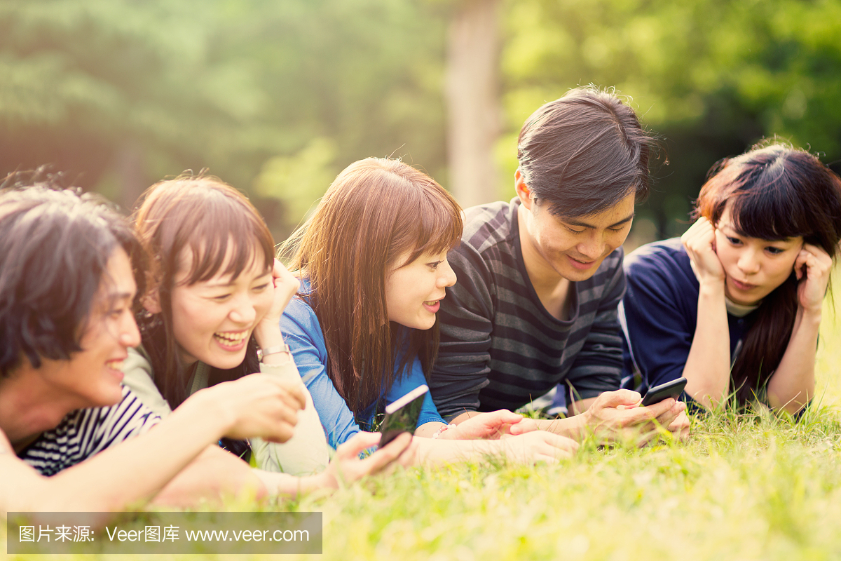 在公园里发短信的日本青少年