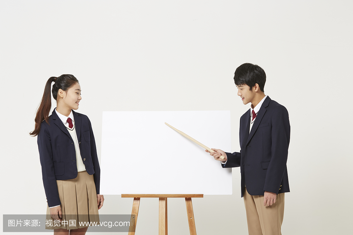 Schoolboypointingonwhiteboardwithstick的高中松江大学城附近图片
