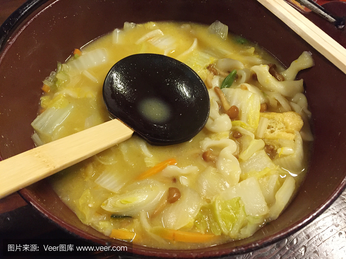 日本山梨县着名的食物叫做'out头',用南瓜味噌汤