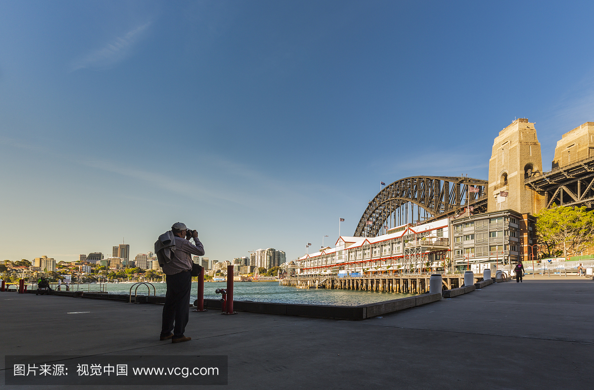 游客从澳大利亚悉尼海港大桥后面拍摄照片