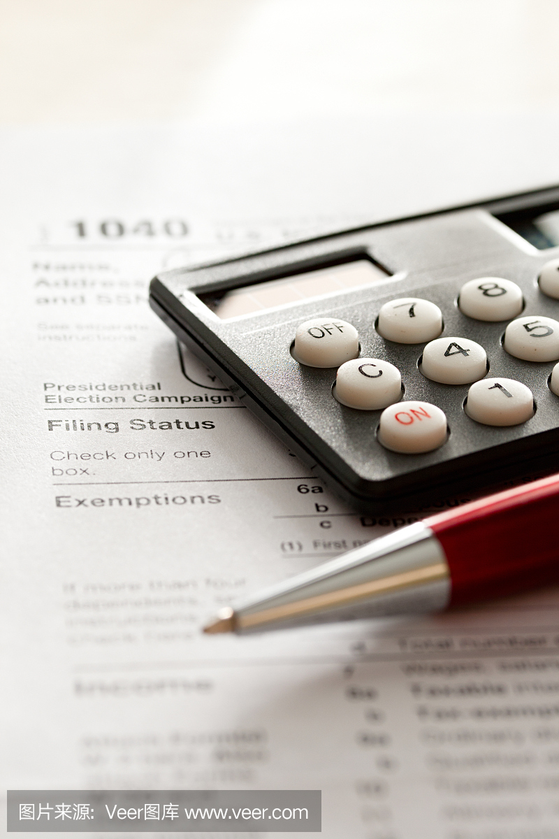 税表,红笔和计算器